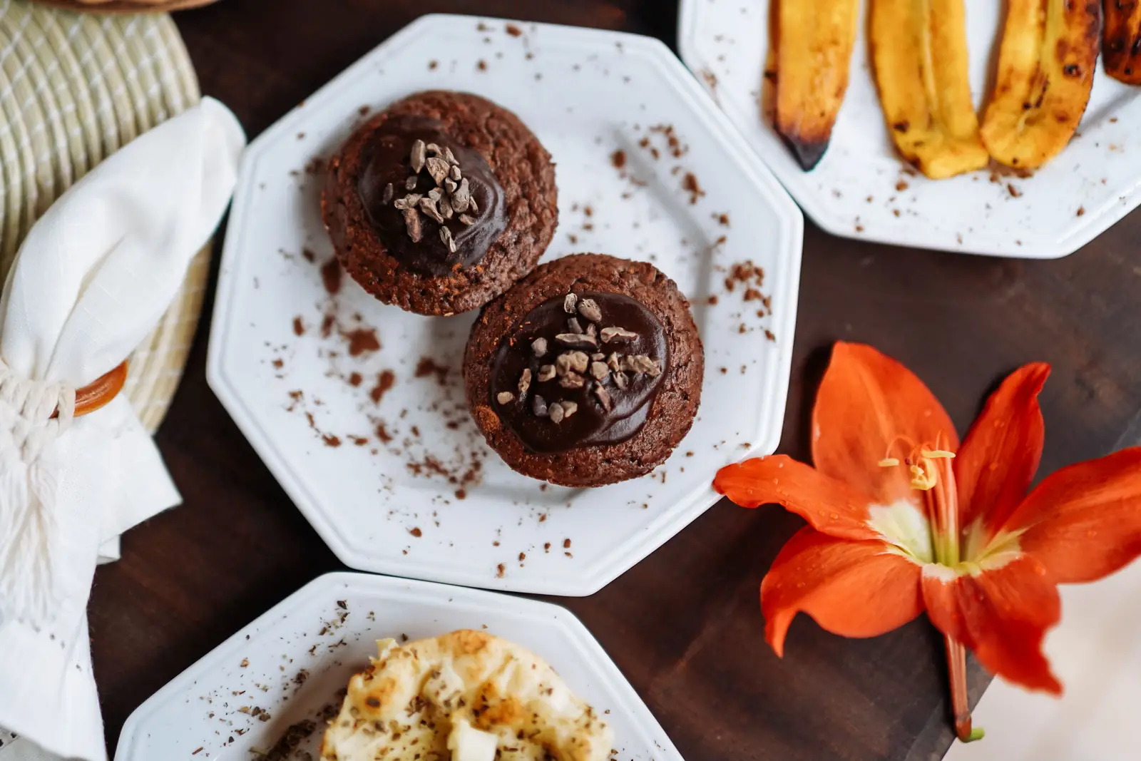 Bolinhos de chocolate e frutas no café da manhã
