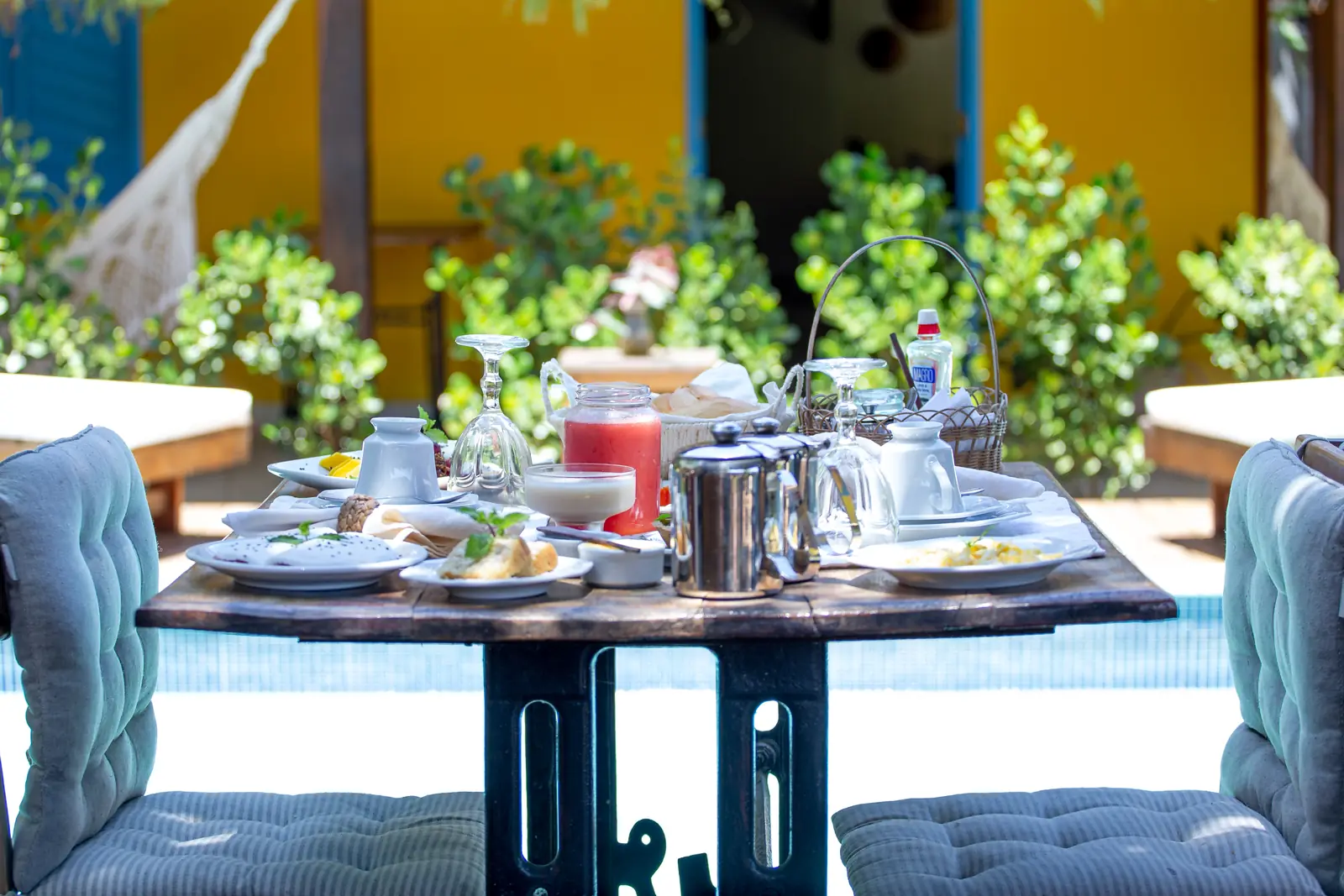 Mesa do café da manhã posta no jardim
