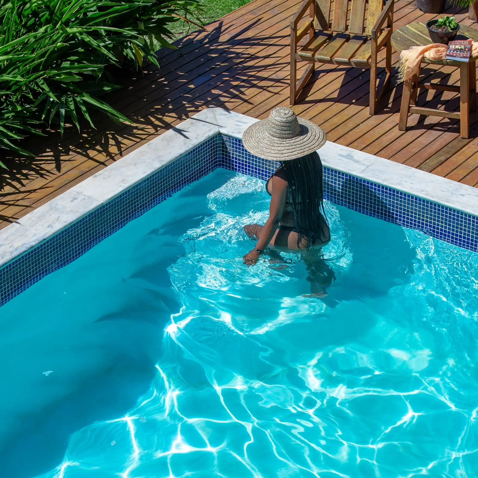 Hóspede de chapéu na piscina