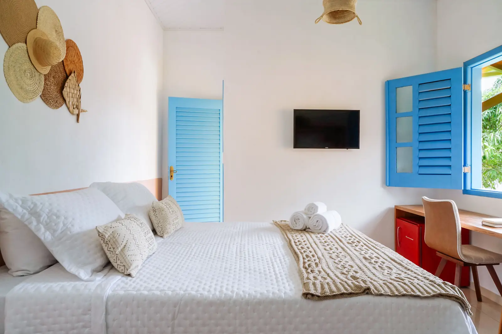 Suíte Vista Piscina Andar Superior — cama Queen, TV e janelas azuis